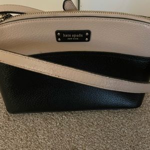 Kate Spade pebbled leather dome crossbody bag, two tone. OS.
